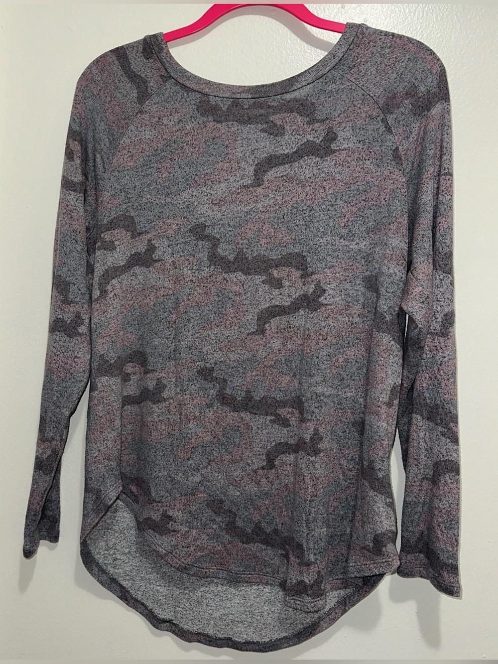 American Eagle Outfitters Heathered Gray Camo Long Sleeve Top
